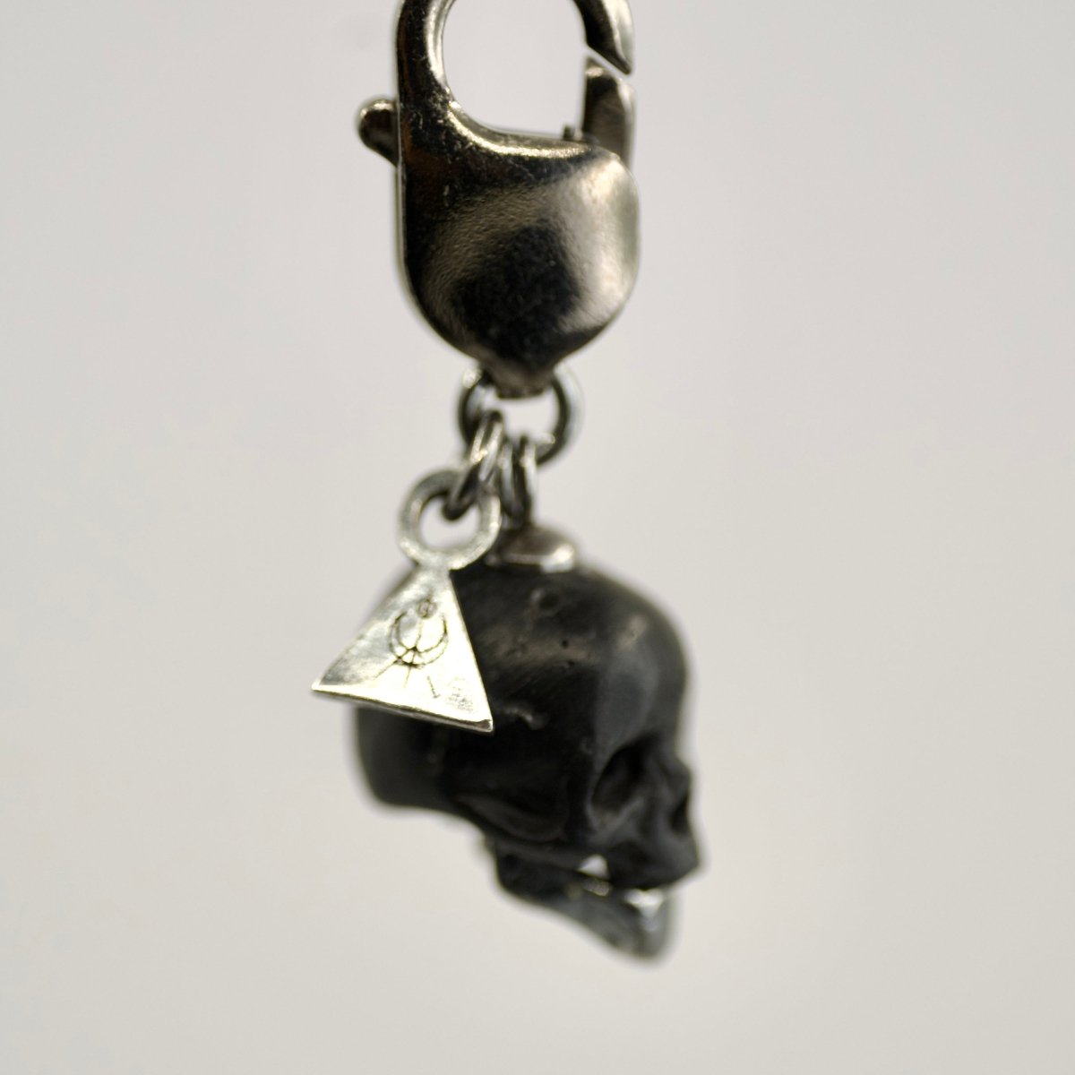 Ancient Skull charm - Macabre Gadgets