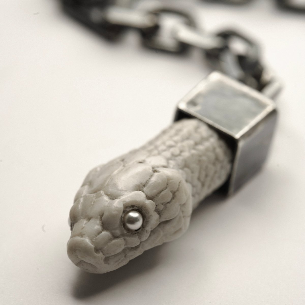 Aspis necklace - Macabre Gadgets