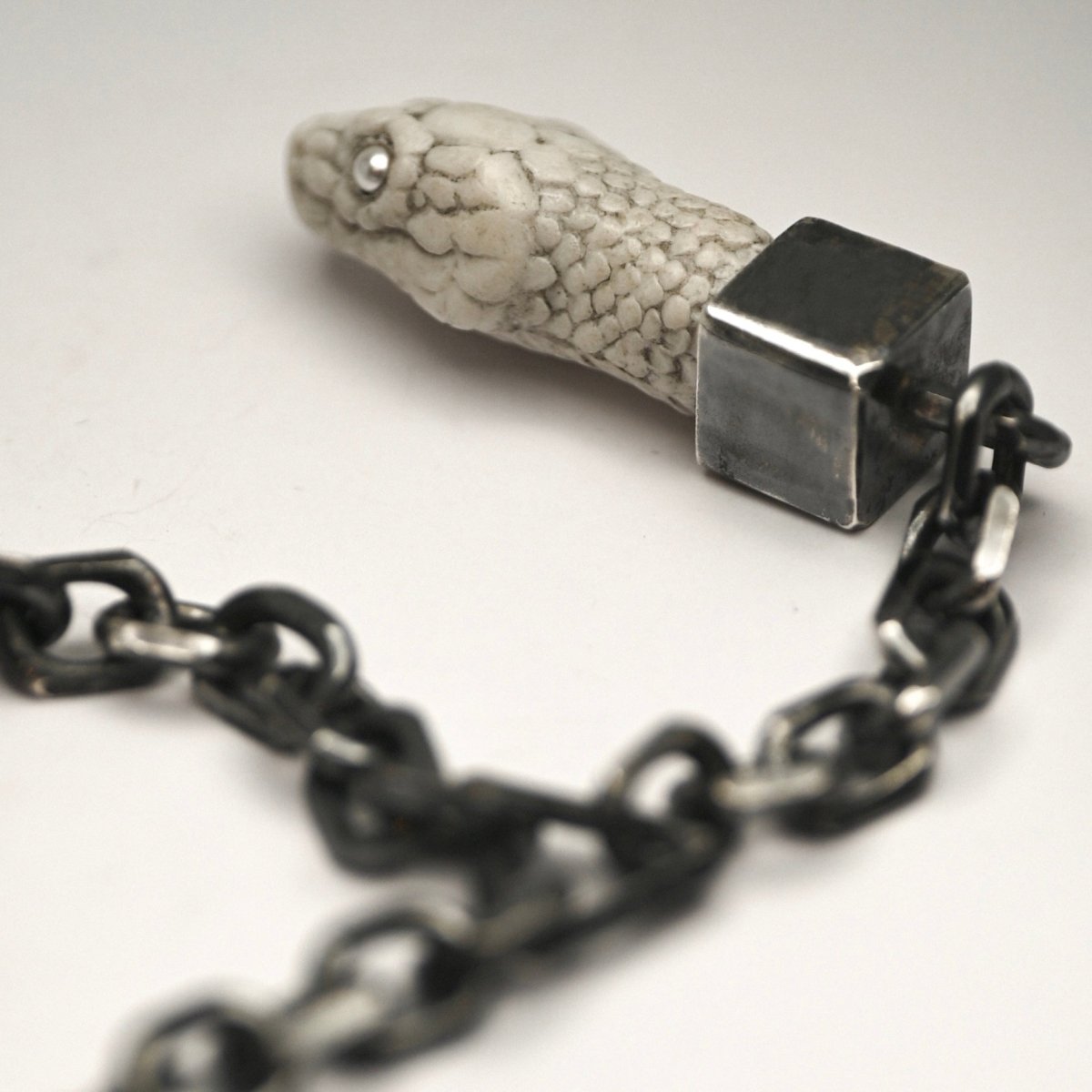 Aspis necklace - Macabre Gadgets