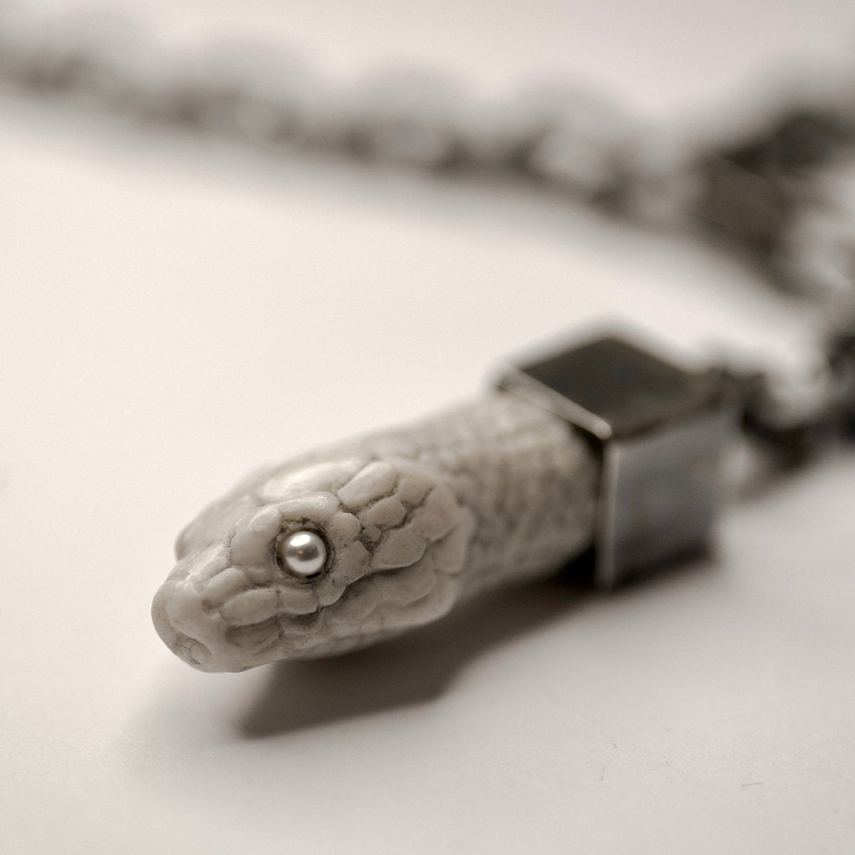 Aspis necklace - Macabre Gadgets