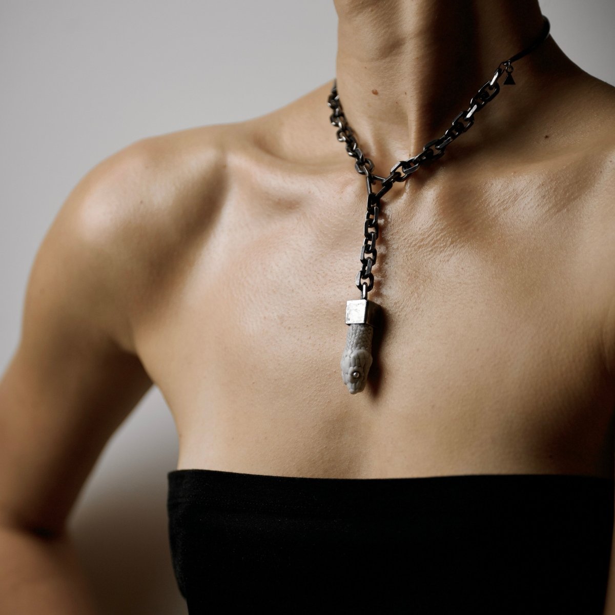 Aspis necklace - Macabre Gadgets
