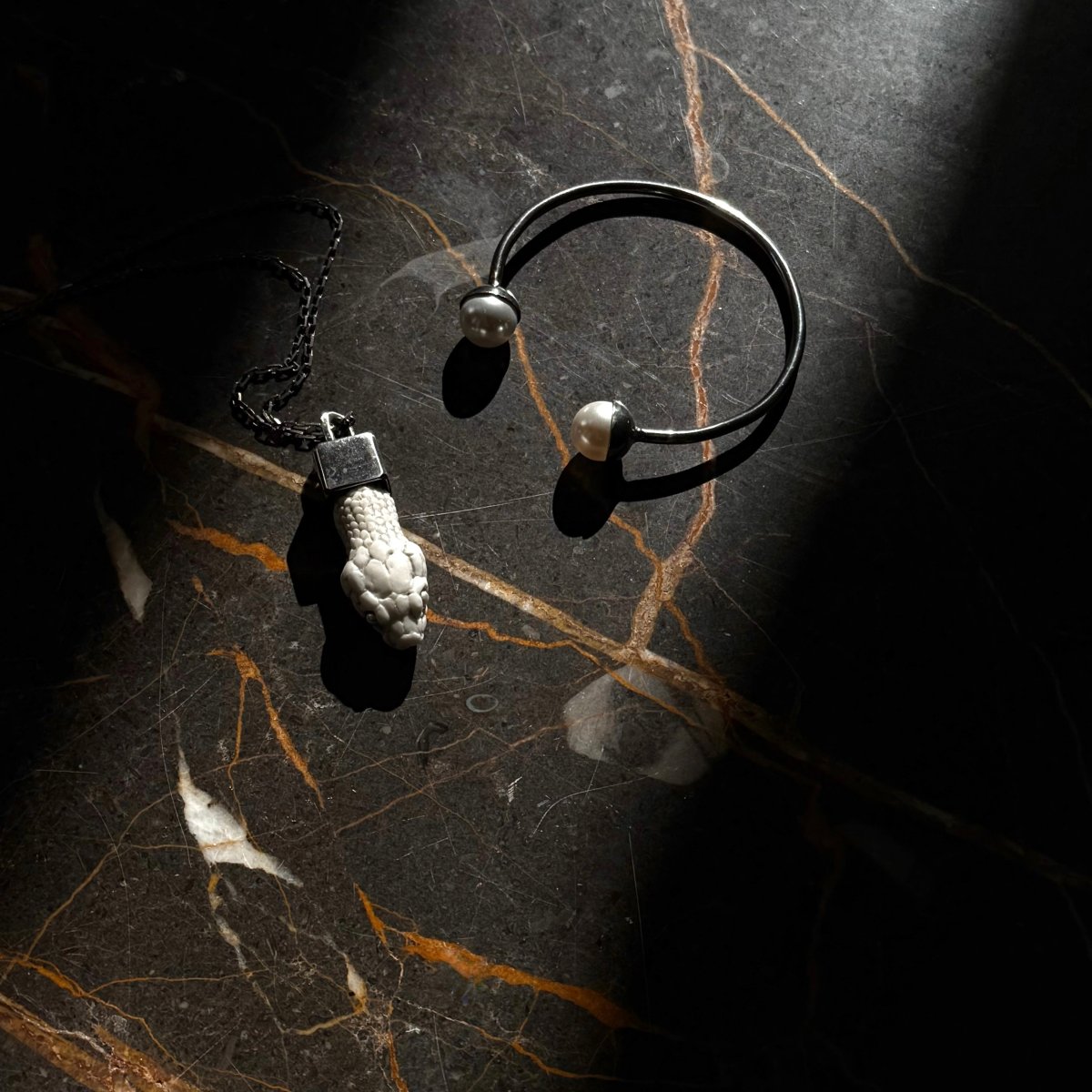Aspis pendant - Macabre Gadgets