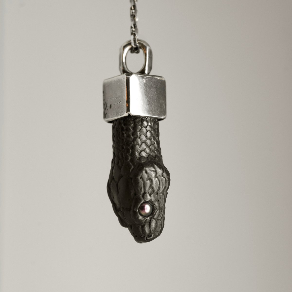 Aspis pendant - Macabre Gadgets
