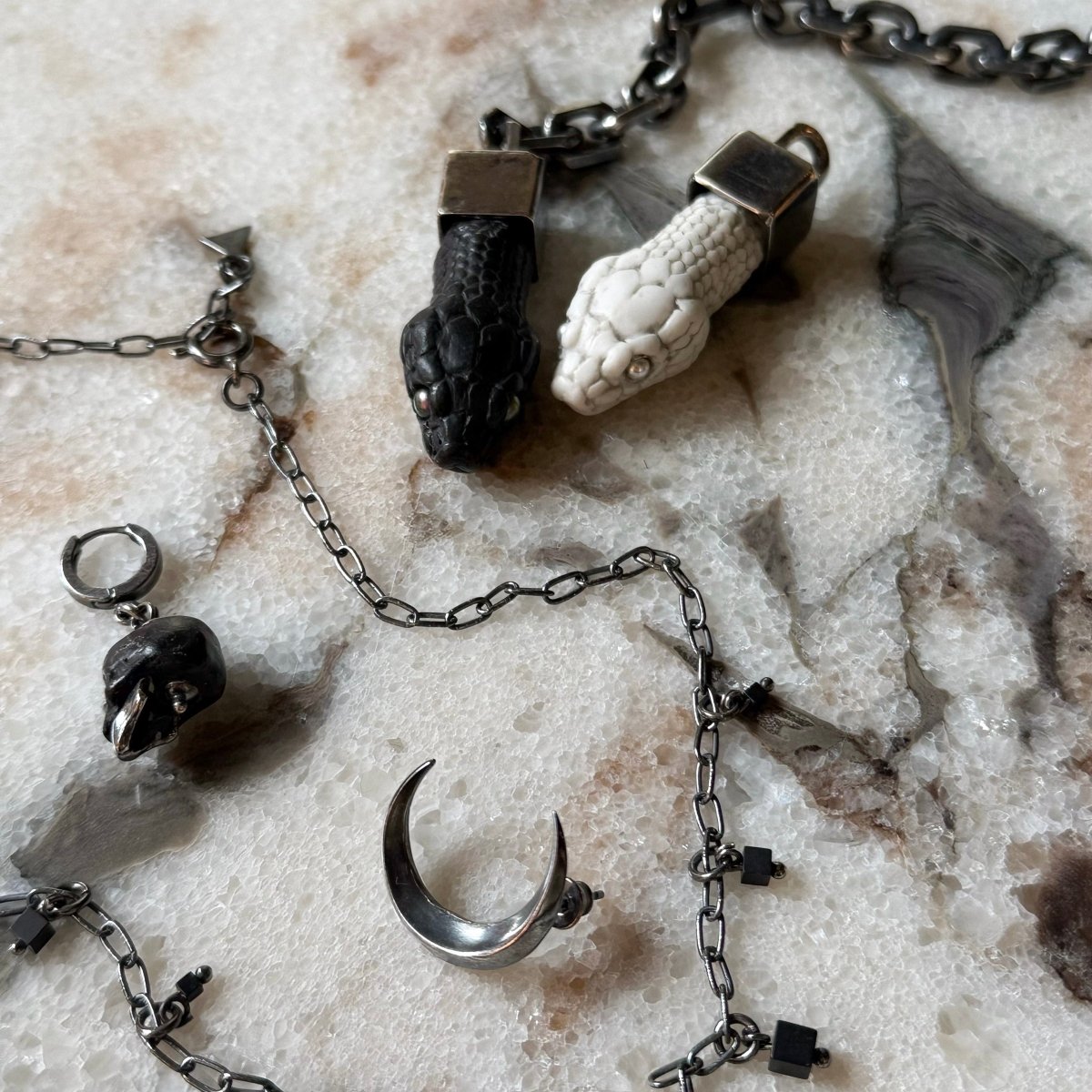 Aspis pendant - Macabre Gadgets
