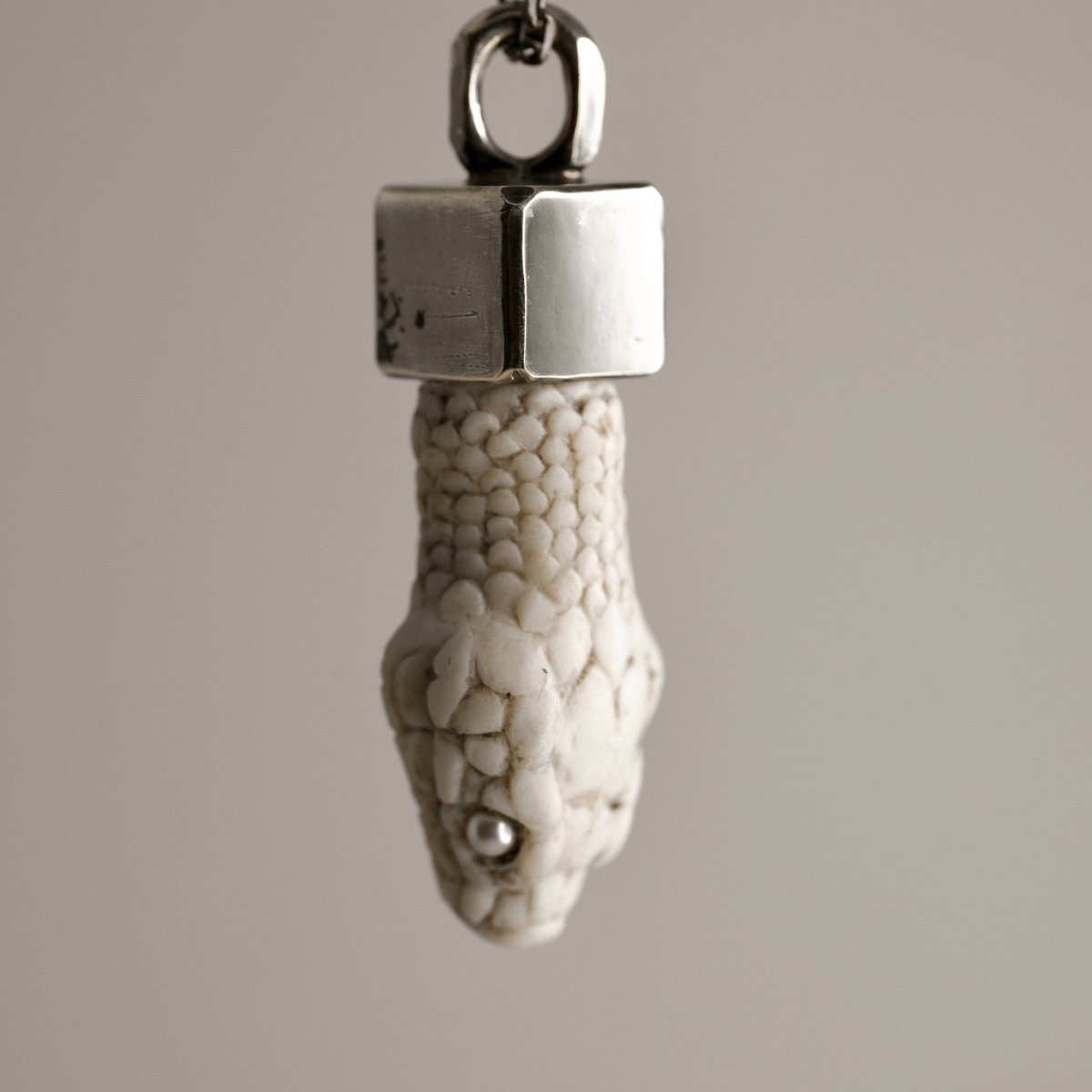 Aspis pendant - Macabre Gadgets