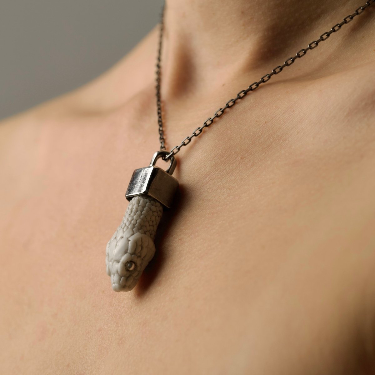 Aspis pendant - Macabre Gadgets