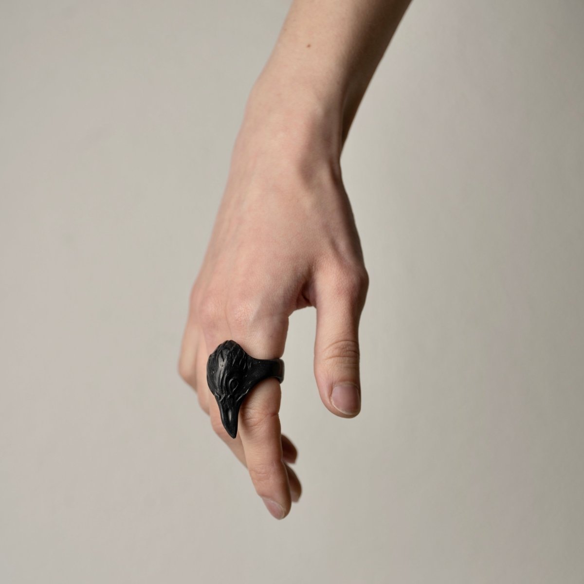 CORAX RING - Macabre Gadgets