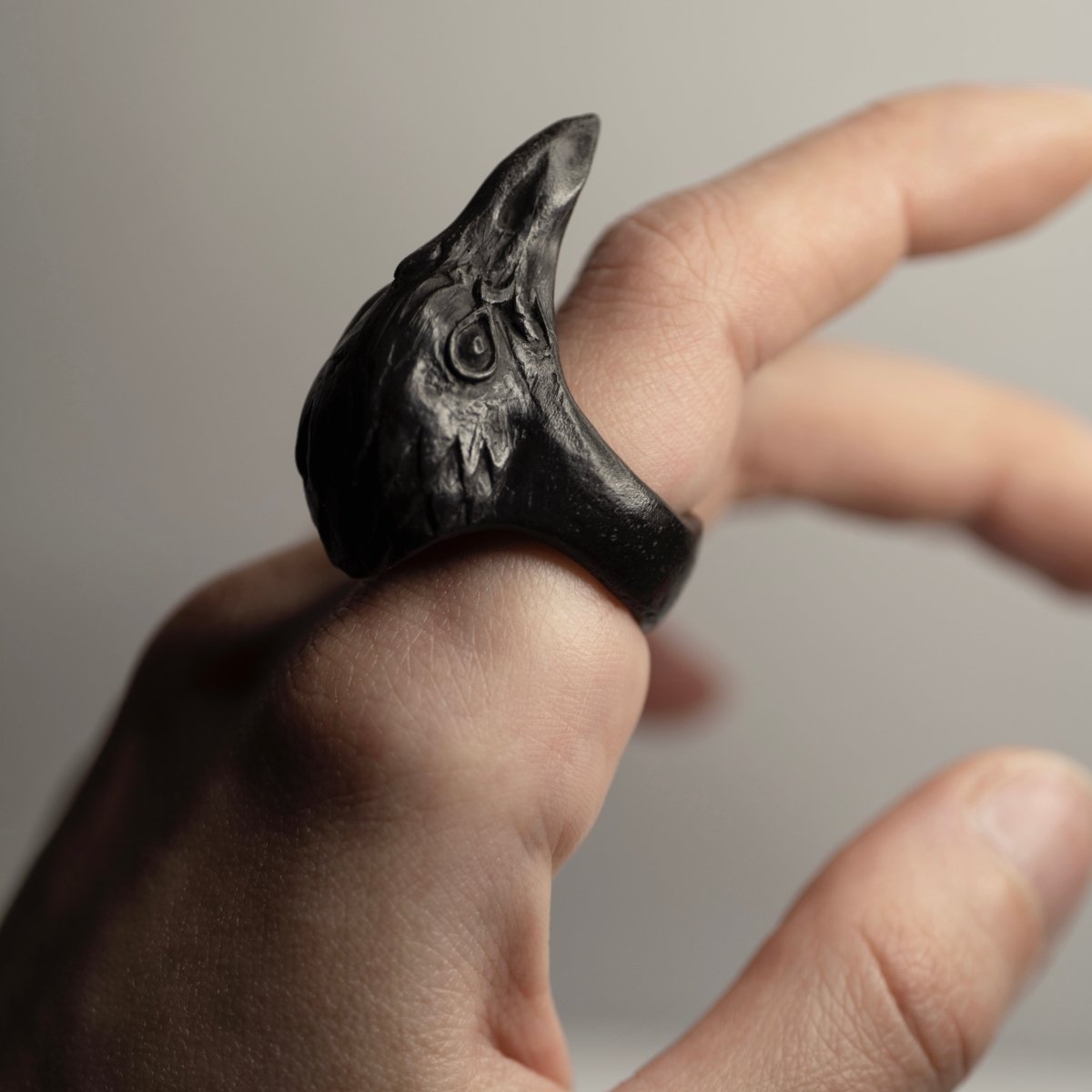 CORAX RING - Macabre Gadgets