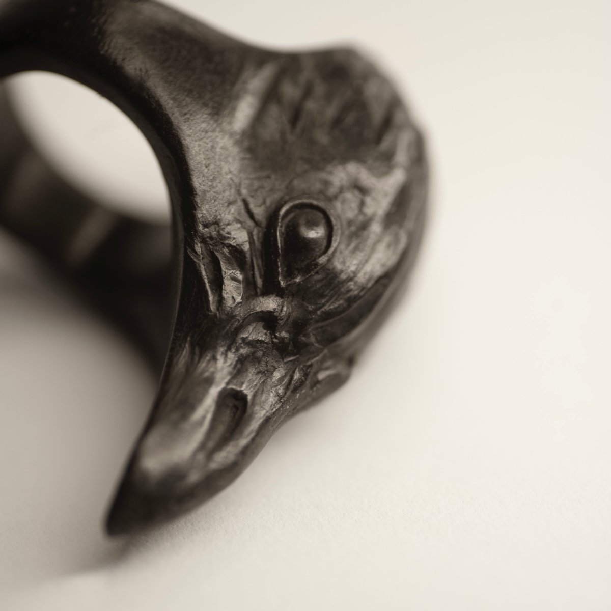 CORAX RING - Macabre Gadgets