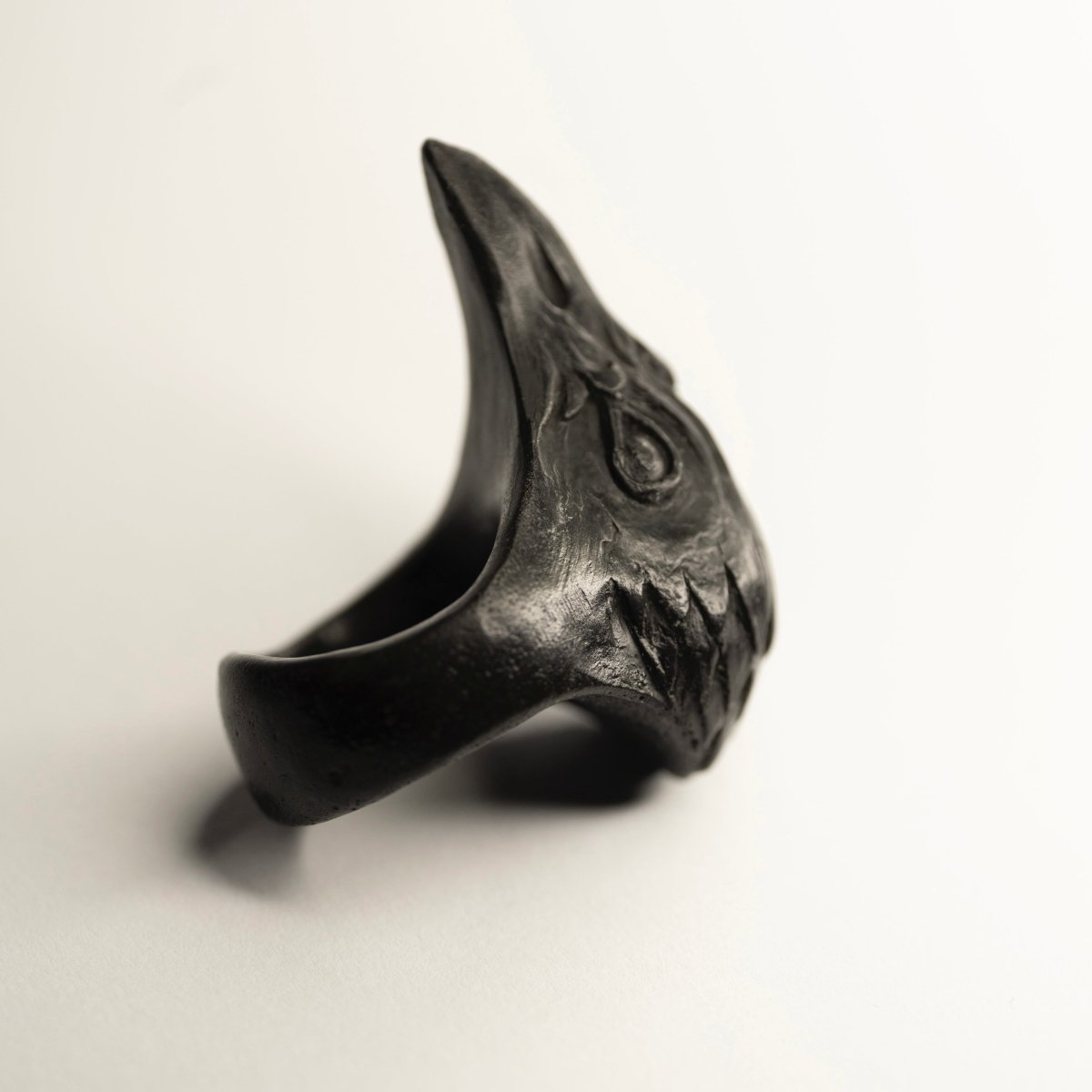 CORAX RING - Macabre Gadgets