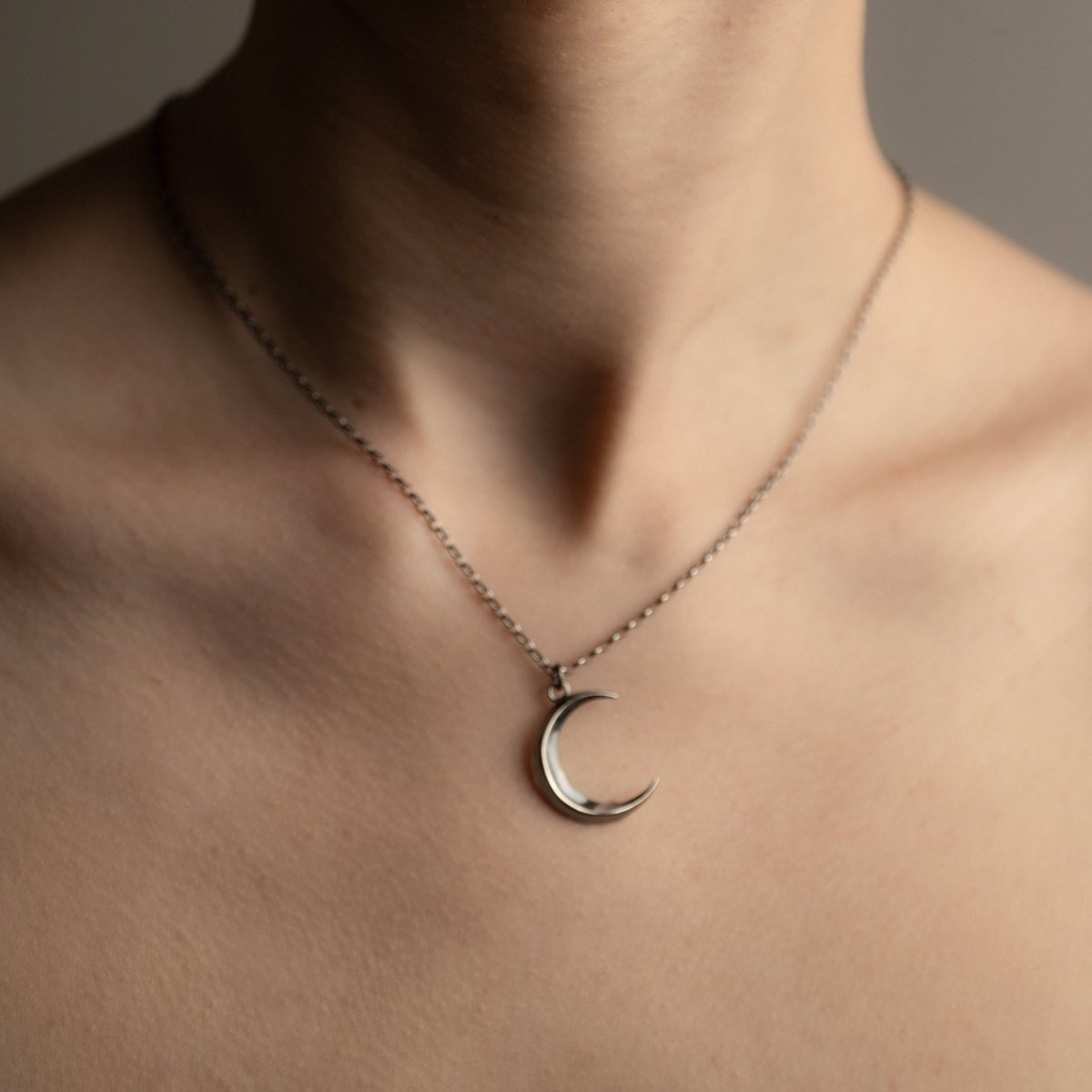 Luna pendant - Macabre Gadgets