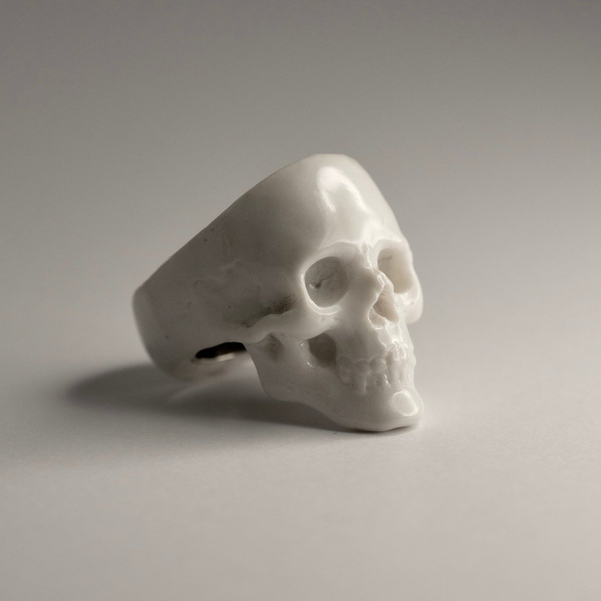 Marble Skull ring - Macabre Gadgets