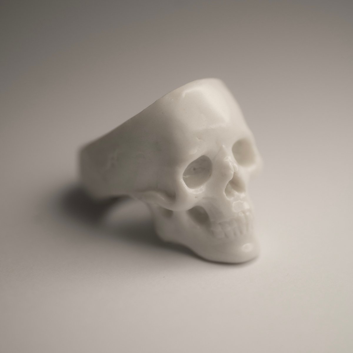 Marble Skull ring - Macabre Gadgets