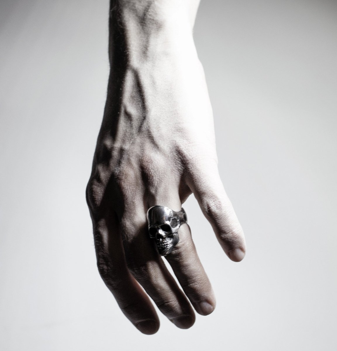 MERCURY SKULL RING - Macabre Gadgets