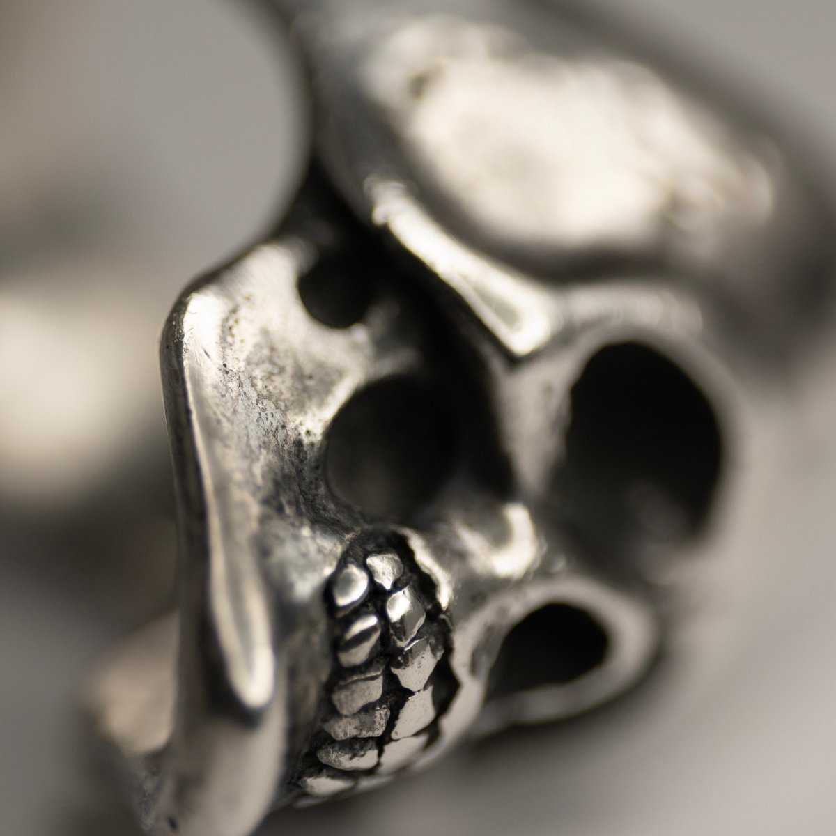 MERCURY SKULL RING - Macabre Gadgets