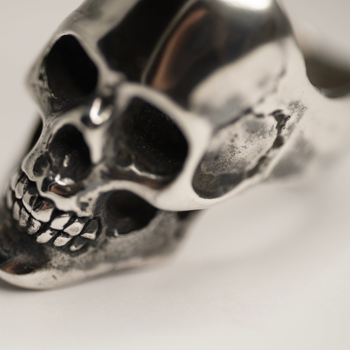 MERCURY SKULL RING - Macabre Gadgets