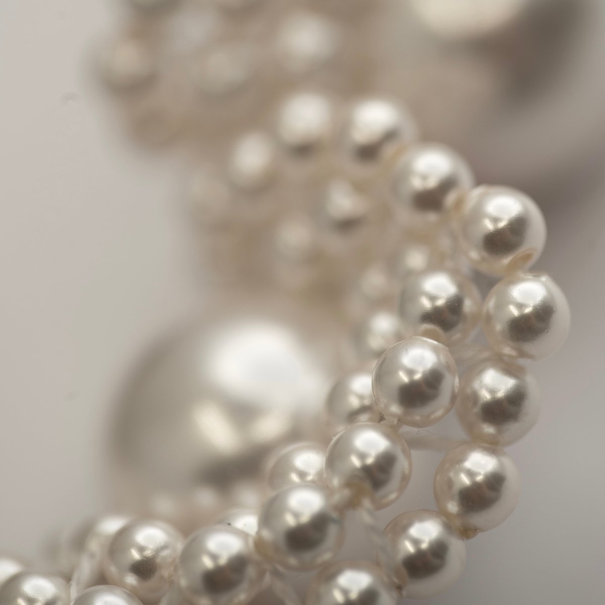 Pearl Lace bracelet - close up on a woven  part