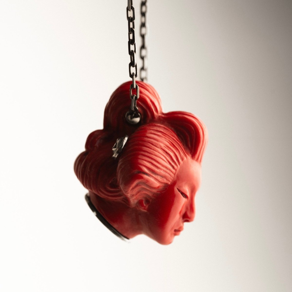 She pendant - Macabre Gadgets
