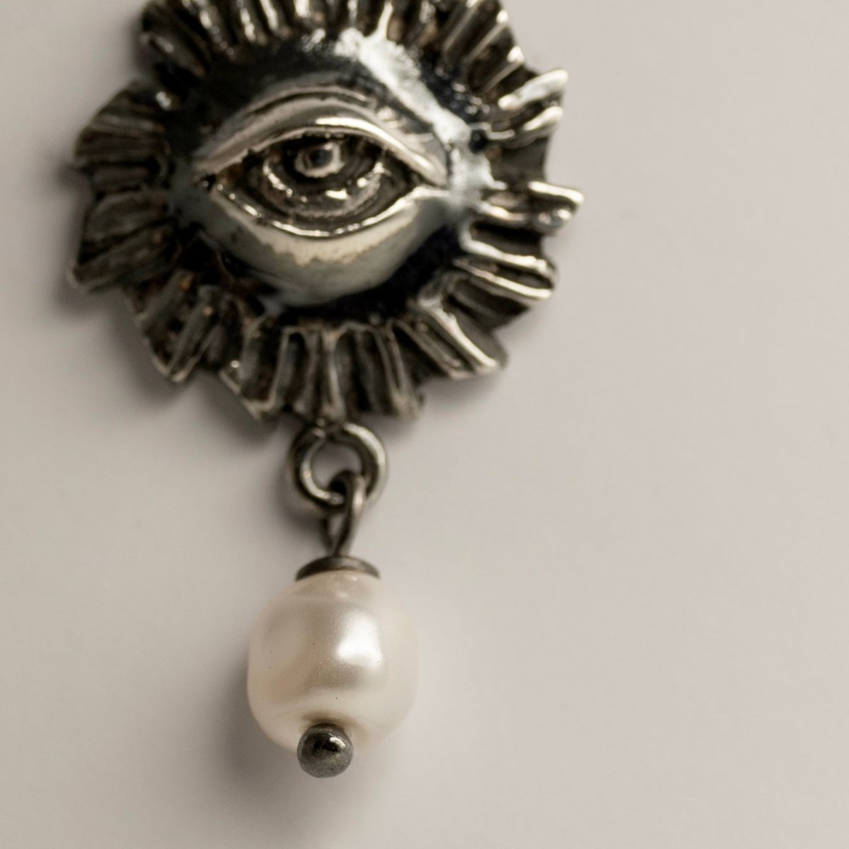 Sirius pearl earring by Macabre Gadgets, front view, close up of the eye relief