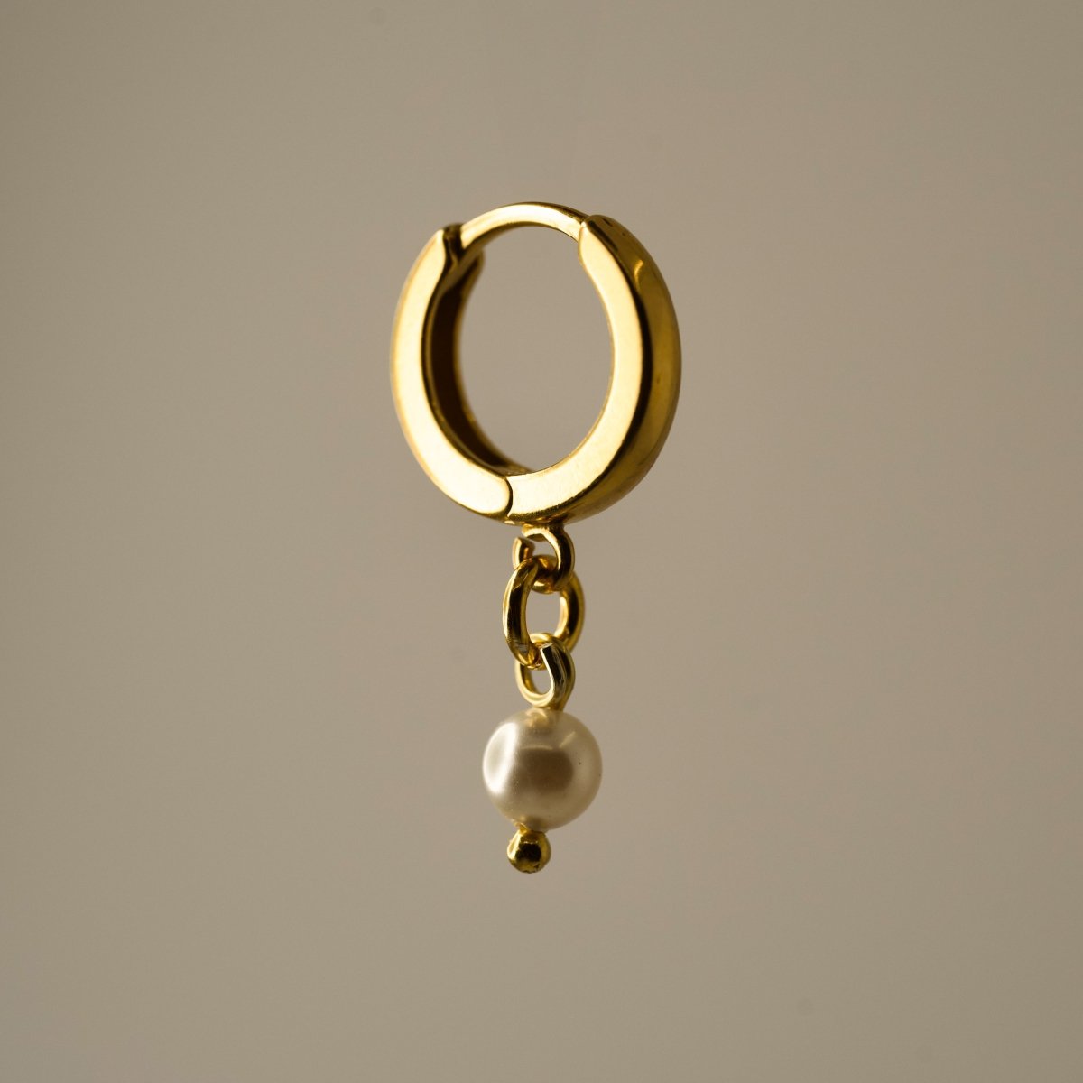 Mini Pearl earring - gold variant close up