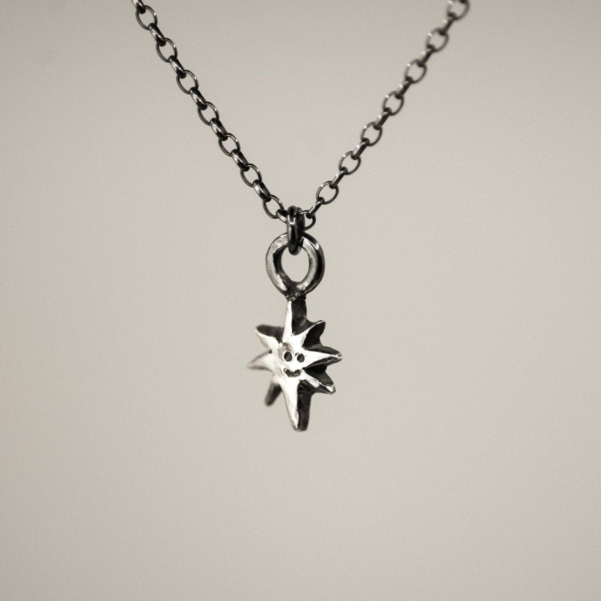 Smiling Star pendant - Macabre Gadgets