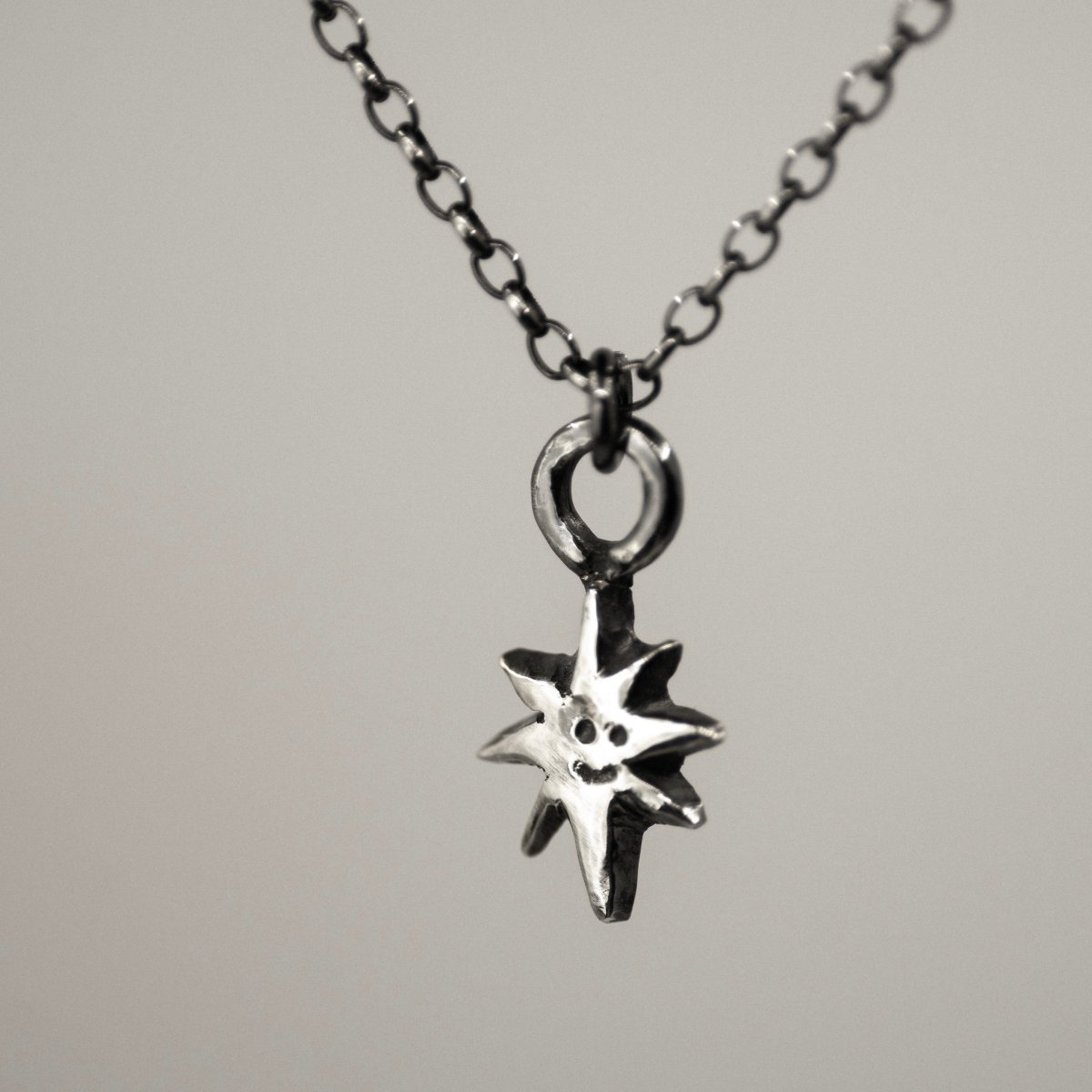 Smiling Star pendant - Macabre Gadgets