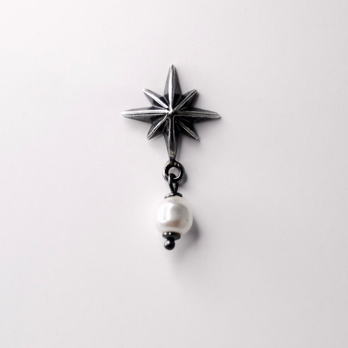 Star &amp; Pearl earring - Macabre Gadgets