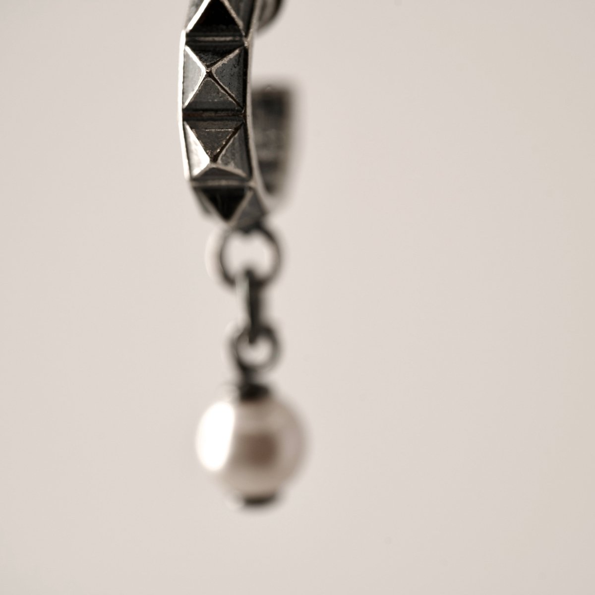 Studs Pearl earring - Macabre Gadgets