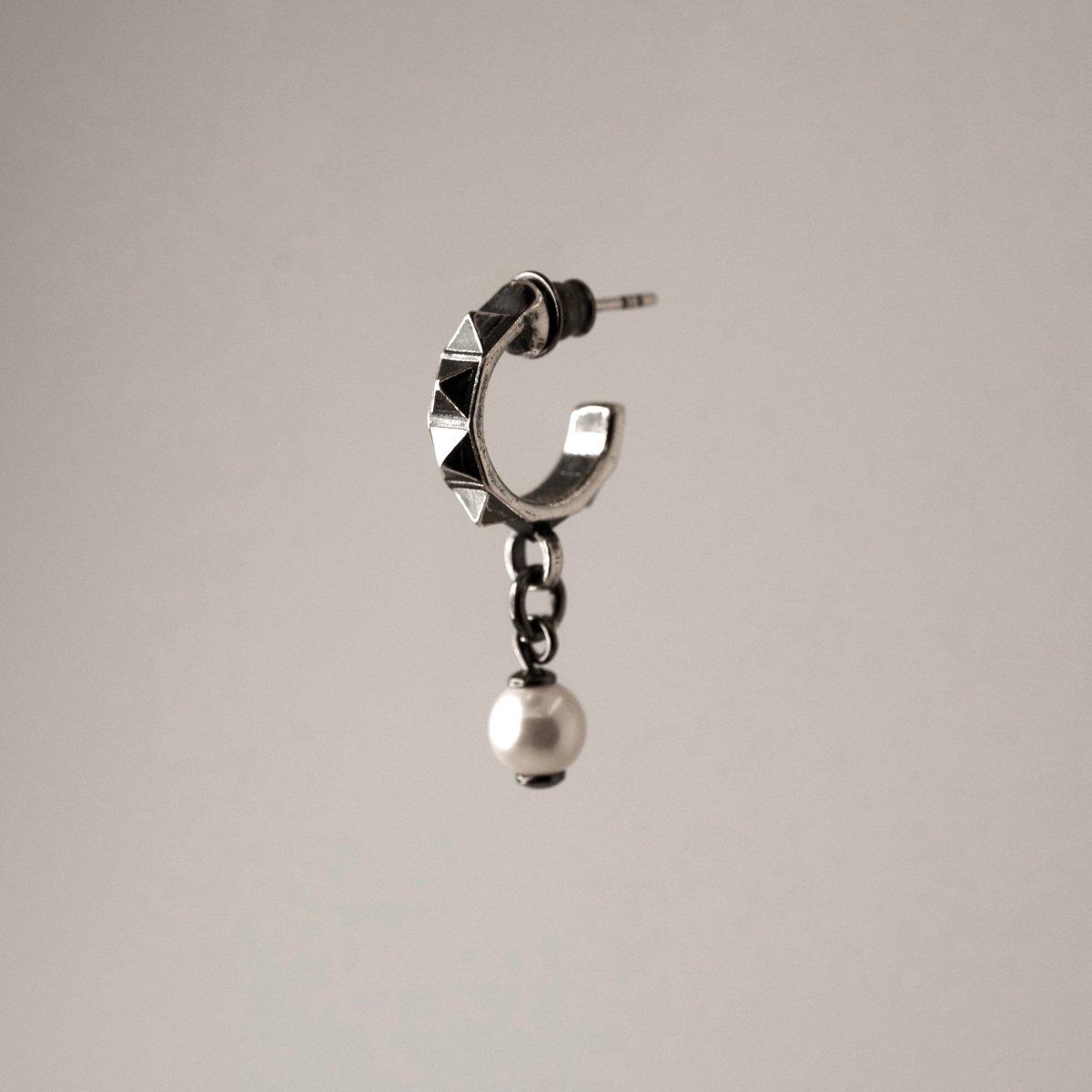 Studs Pearl earring - Macabre Gadgets