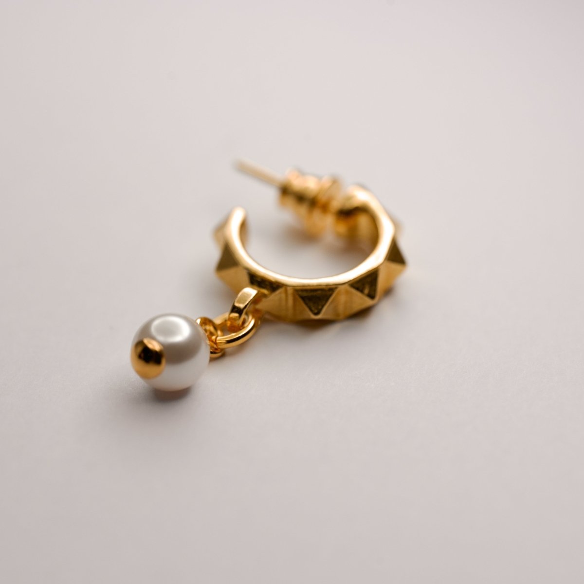 Studs Pearl earring - Macabre Gadgets