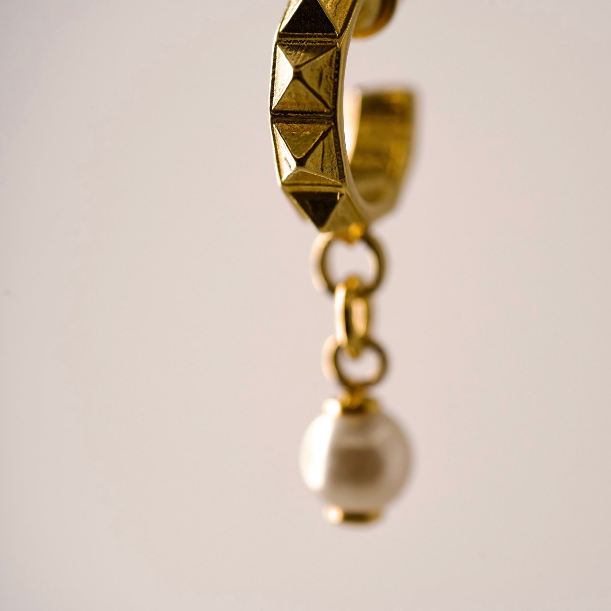 Studs Pearl earring - Macabre Gadgets