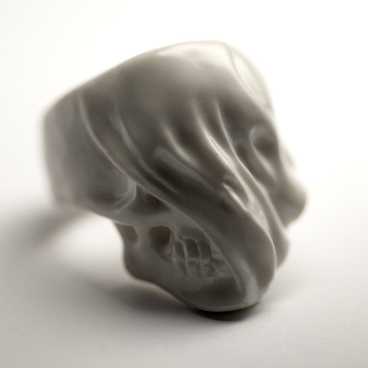 Veiled Skull ring - Macabre Gadgets