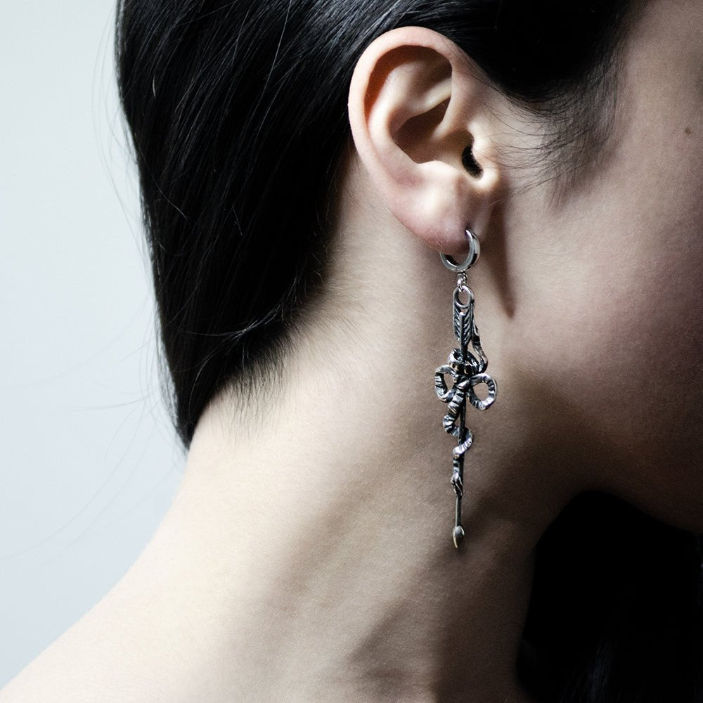 ARROW & BOW EARRING - Macabre Gadgets Store