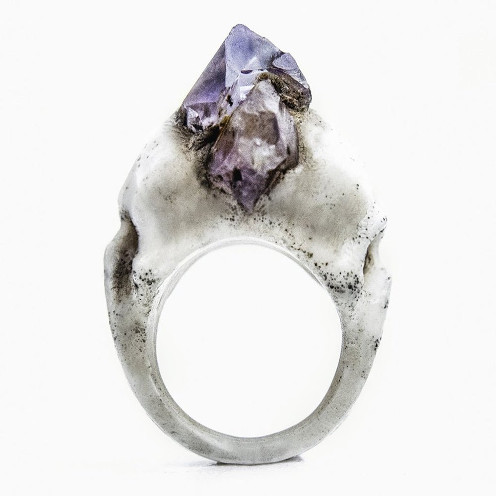 Bifacial Skull Ring - front view of the ring, in this way both skulls are visible from the sides, amethyst crystals between them