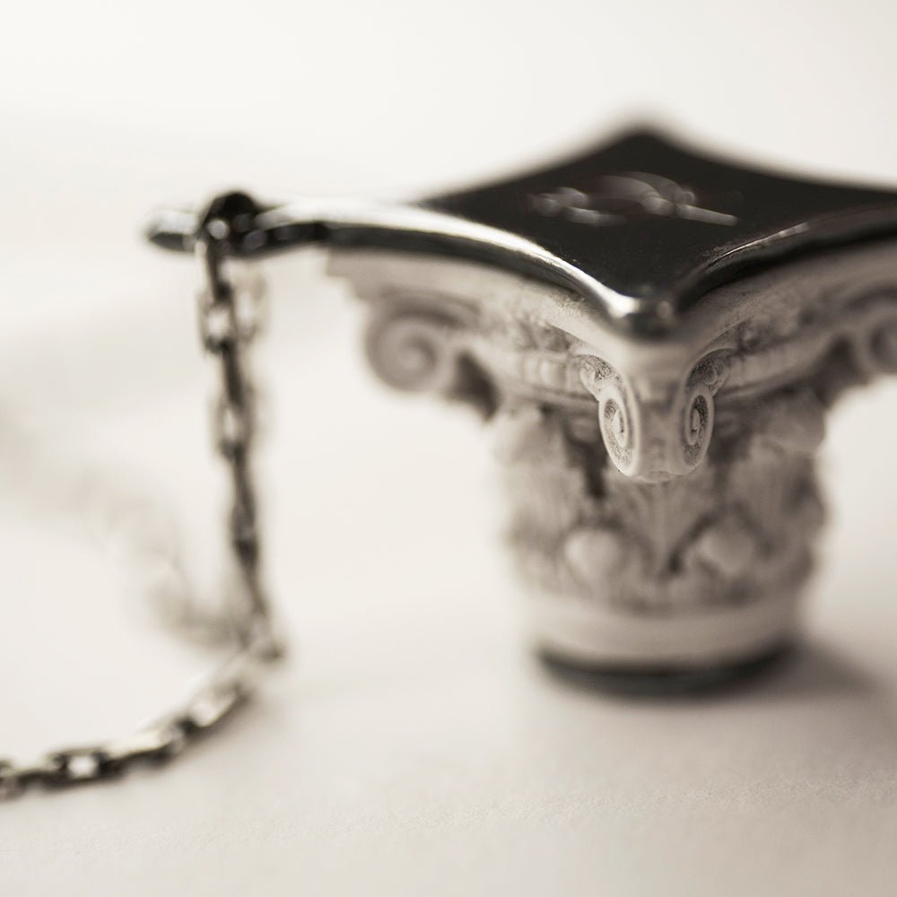 CORINTH PENDANT - Macabre Gadgets Store
