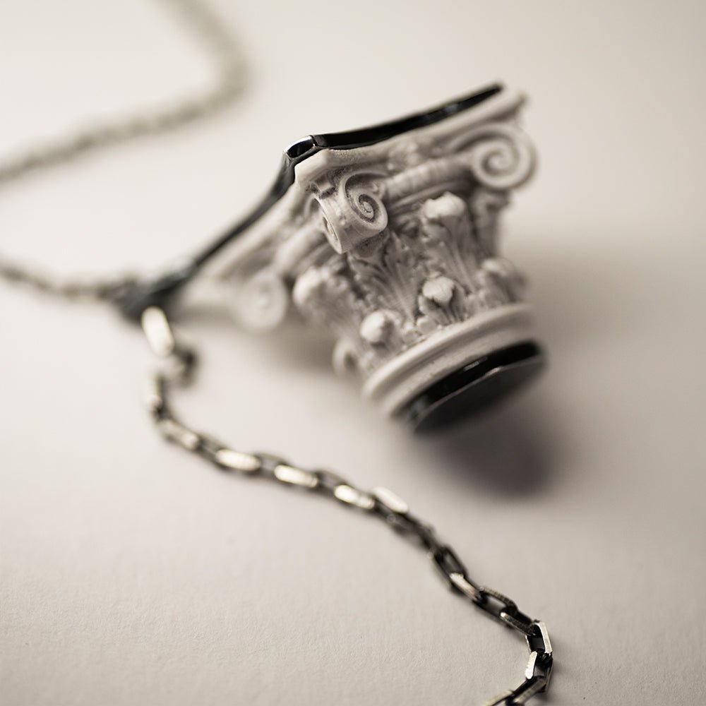 CORINTH PENDANT - Macabre Gadgets Store