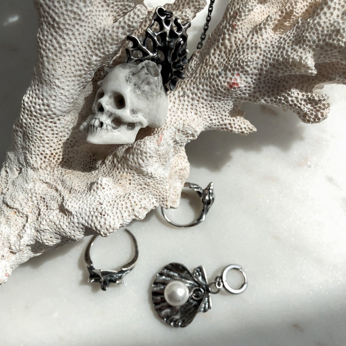 LATIRUS SHELL RING - Macabre Gadgets Store