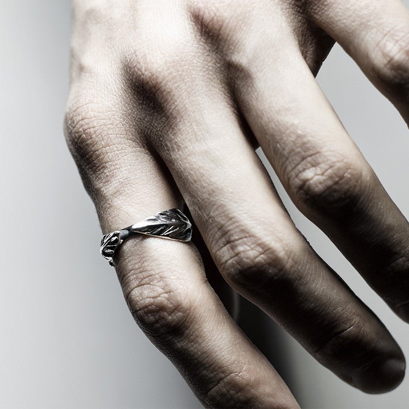 LAUREL RING - Macabre Gadgets Store