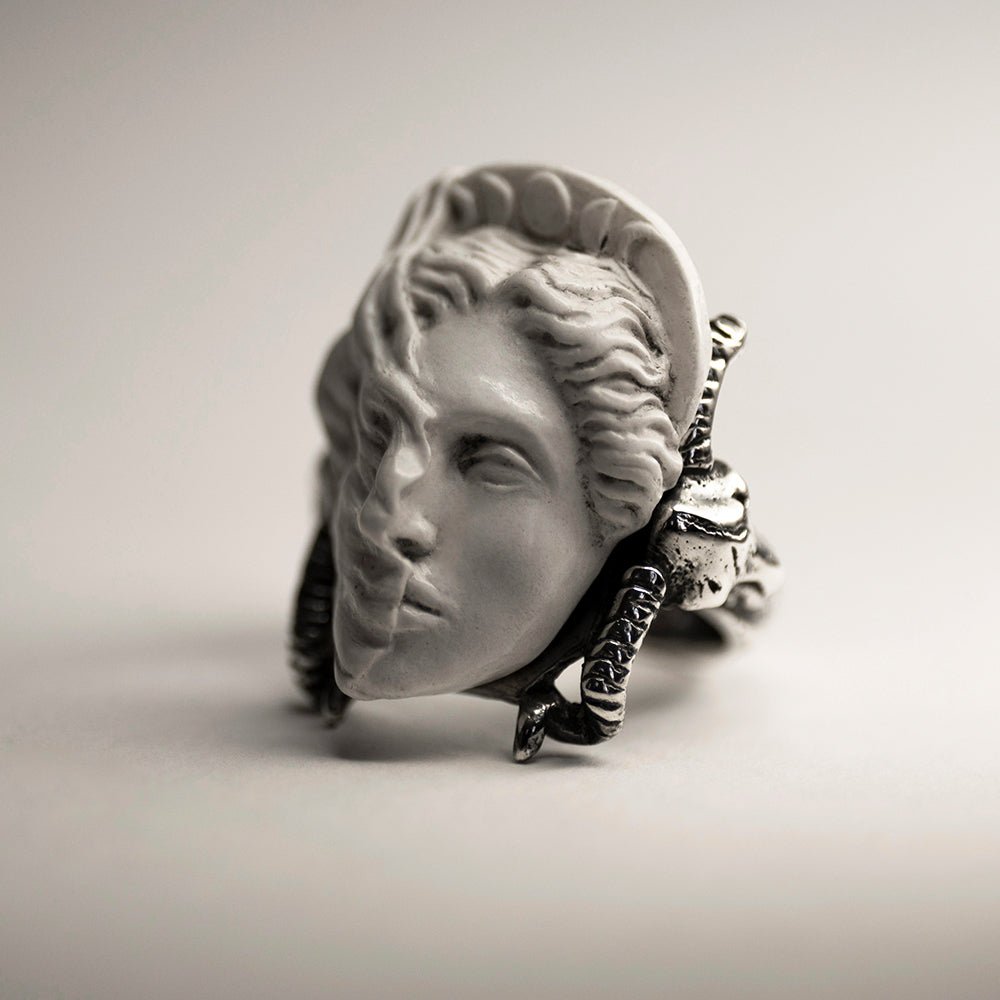 MEDEA RING - Macabre Gadgets