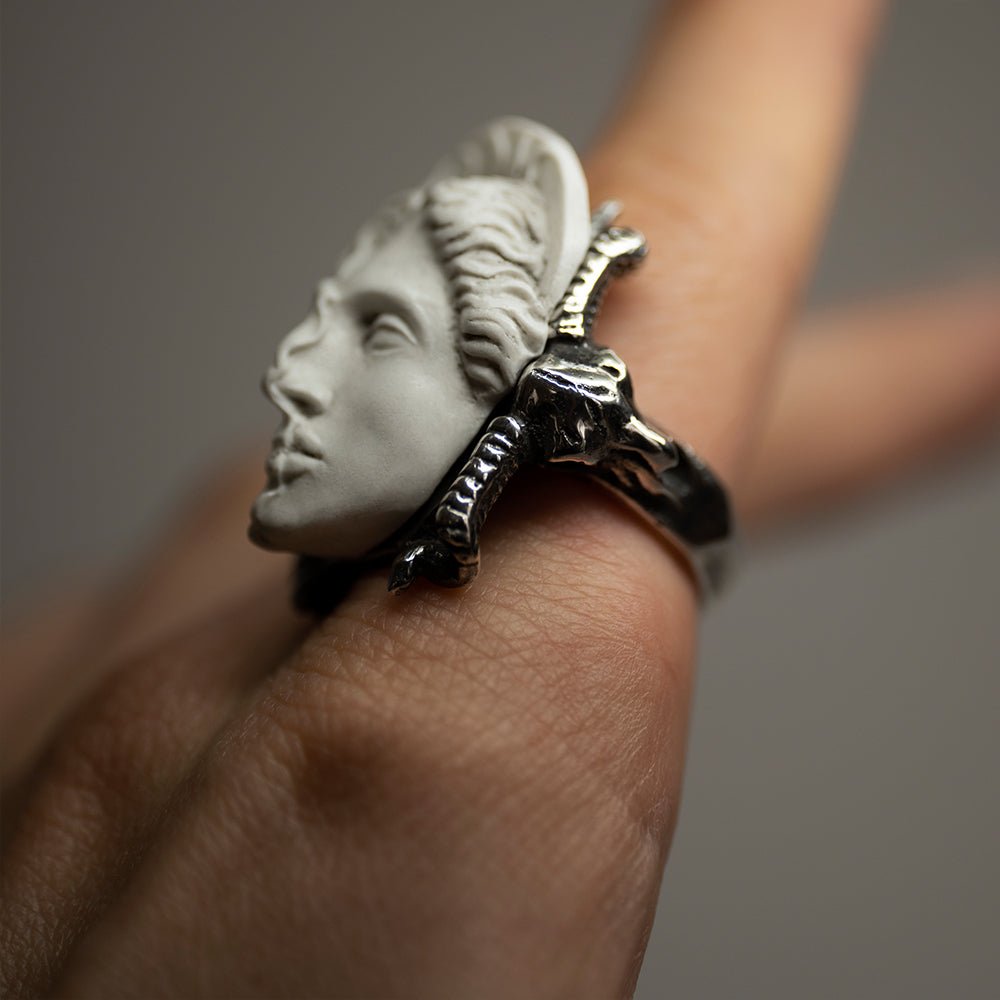 MEDEA RING - Macabre Gadgets