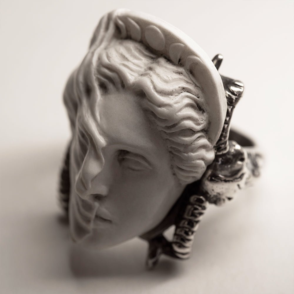 MEDEA RING - Macabre Gadgets