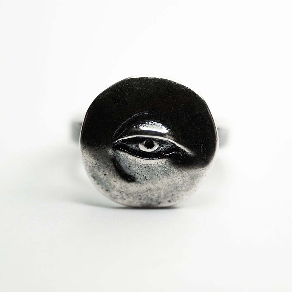 Oculus ring - front view, close up of the eye coin with its miniature sculpted details