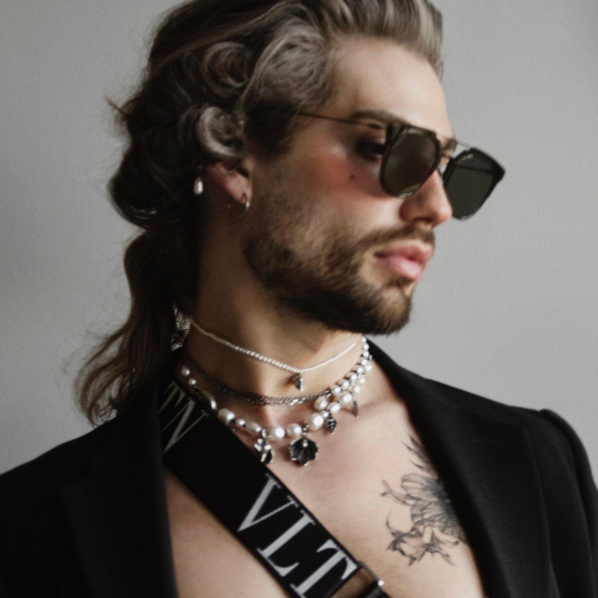 Silver Shells and Pearls choker on a male model with 18 century powdered hair style and modern day accessories, fashion editorial