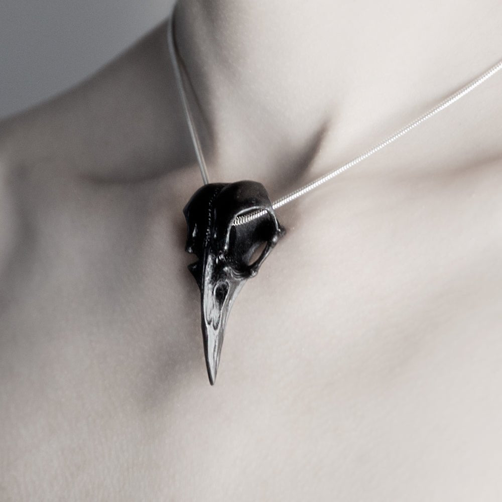 RAVEN SKULL NECKLACE - Macabre Gadgets Store
