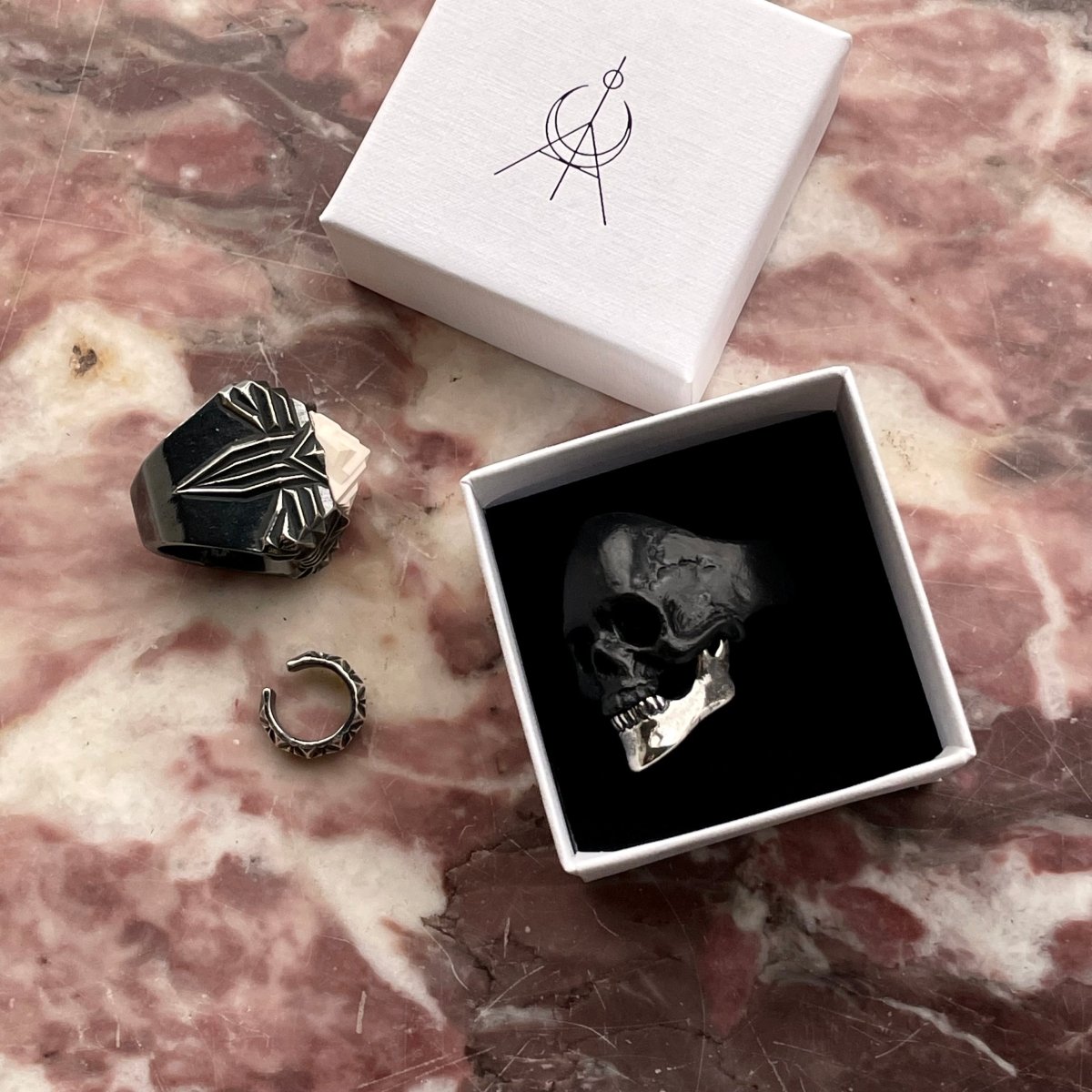 SILVER JAW SKULL RING - Macabre Gadgets