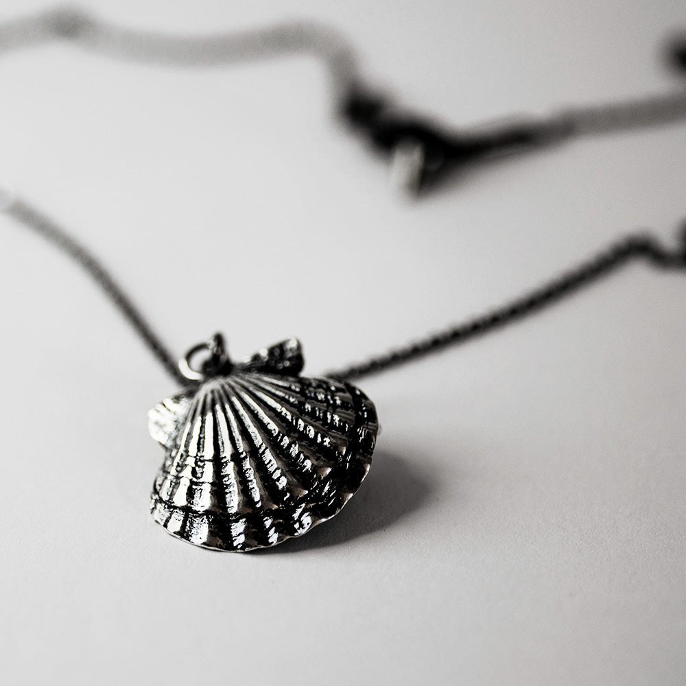 SILVER SHELL PENDANT - Macabre Gadgets Store